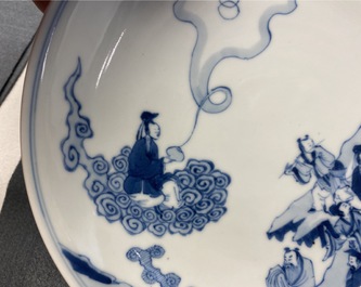 Een Chinees blauw-wit bord met onsterfelijken, Yongzheng merk en periode